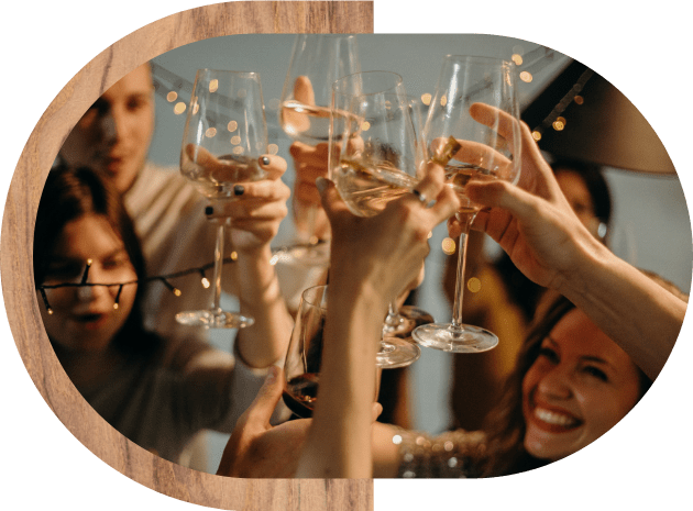 παρέα φίλων γιορτάζει πίνοντας κρασί